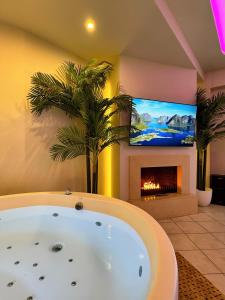 Billede fra billedgalleriet på Etherial Suite with Mountain View Fireplace & Indoor Jetted Tub i Stómion