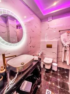 Billede fra billedgalleriet på Etherial Suite with Mountain View Fireplace & Indoor Jetted Tub i Stómion + 4 billeder