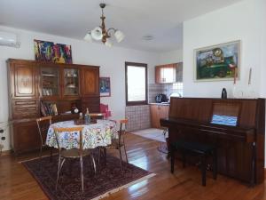 Una sala de estar con una mesa y un piano. en Green house, en Bileća 16 fotos más