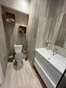 A bathroom at Chic and Comfortable Studio