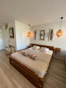 A bed or beds in a room at Chic and Comfortable Studio