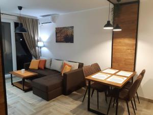 大格拉迪什泰Dunavski kutak的带沙发和桌子的客厅