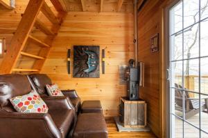 Posezení v ubytování So Secluded and Magical with Easy Access and Pet Friendly