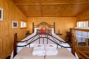 Postel nebo postele na pokoji v ubytování So Secluded and Magical with Easy Access and Pet Friendly