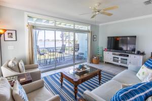 TV a/nebo společenská místnost v ubytování Salty Eagle Overlook