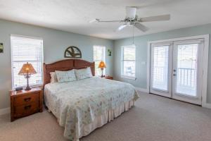 Postel nebo postele na pokoji v ubytování Salty Eagle Overlook + 33 fotografií