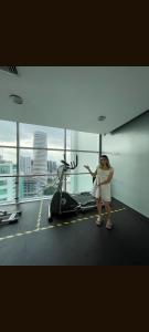 Fitness centrum a/nebo fitness zařízení v ubytování Ecusuites Family Riverfront 1 Best View Santa Ana Airport