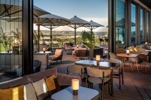 Un restaurant sau alt loc unde se poate mânca la Radisson Blu Hotel at Porsche Design Tower Stuttgart