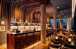 Zona de lounge sau bar la Radisson Blu Hotel at Porsche Design Tower Stuttgart