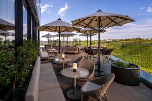 O grădină în afara Radisson Blu Hotel at Porsche Design Tower Stuttgart