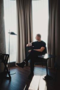 Oaspeți care stau la Radisson Blu Hotel at Porsche Design Tower Stuttgart