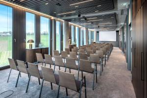 Zona de afaceri și/sau sala de conferințe de la Radisson Blu Hotel at Porsche Design Tower Stuttgart