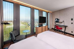 Un televizor și/sau centru de divertisment la Radisson Blu Hotel at Porsche Design Tower Stuttgart