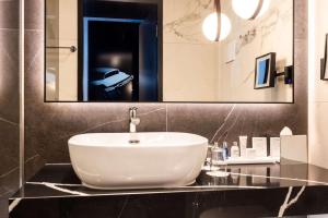 O baie la Radisson Blu Hotel at Porsche Design Tower Stuttgart