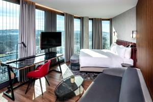 Un pat sau paturi într-o cameră la Radisson Blu Hotel at Porsche Design Tower Stuttgart