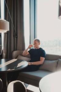 O zonă de relaxare la Radisson Blu Hotel at Porsche Design Tower Stuttgart