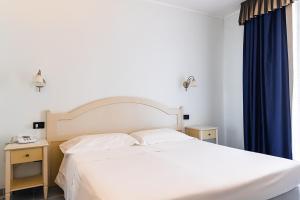 A bed or beds in a room at Baia dei Mulini Resort & Spa