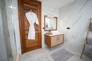 Et badeværelse på Rocky 01 Perebere Beach 100M + 6 billeder