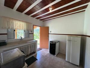 Kuchyň nebo kuchyňský kout v ubytování Casa da Mata - Fazenda do Vinhático