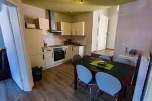 una piccola cucina con tavolo e sedie in una stanza di Ferienwohnung-Krabbe a Dornum Altre 11 foto