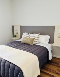 Una cama o camas en una habitación de Valley Suites Apartamentos Premium con Cochera, Gimnasio y Piscina