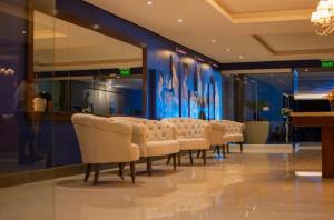 Un lugar para sentarse en Valley Suites Apartamentos Premium con Cochera, Gimnasio y Piscina