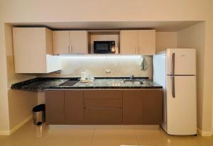 Una cocina o kitchenette en Valley Suites Apartamentos Premium con Cochera, Gimnasio y Piscina