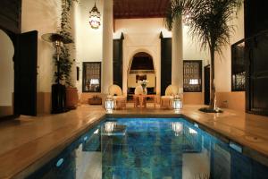 une maison avec une piscine au milieu d'une pièce dans l'établissement Dar Assiya, à Marrakech