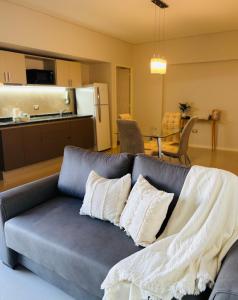 Una cocina o kitchenette en Valley Suites Apartamentos Premium con Cochera, Gimnasio y Piscina