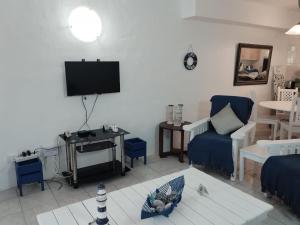 TV a/nebo společenská místnost v ubytování Cosy Beach Vibes
