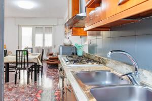 A kitchen or kitchenette at Appartamento Milly