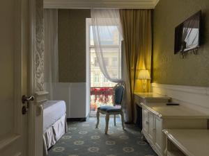 Televízia a/alebo spoločenská miestnosť v ubytovaní Royal Grand Hotel