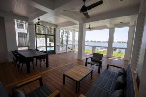 una sala de estar con una mesa y un sofá en 30A Pelican Watch, en Santa Rosa Beach