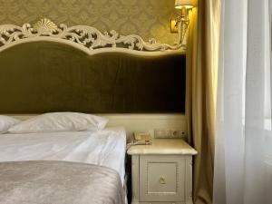 Posteľ alebo postele v izbe v ubytovaní Royal Grand Hotel
