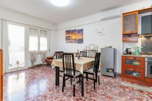 A kitchen or kitchenette at Appartamento Milly