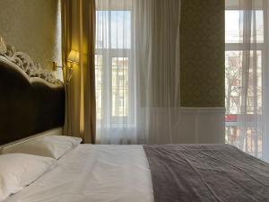 Posteľ alebo postele v izbe v ubytovaní Royal Grand Hotel