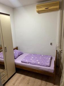 Postel nebo postele na pokoji v ubytování Apartman Centar