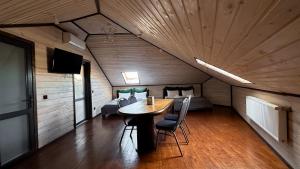 VarashにあるGreen Zoneの部屋にテーブルと椅子がある部屋