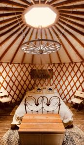 Posezení v ubytování Secluded in the Woods Cedar Hot Tub Pet Friendly