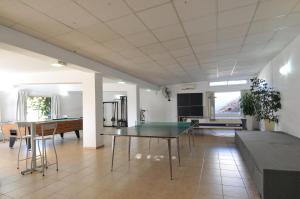 ein Wohnzimmer mit Tisch und Küche in der Unterkunft Casa Nostra Hotel in Villa Carlos Paz