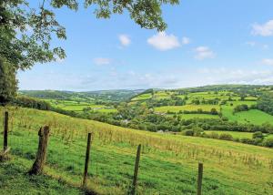 Una vista de un campo desde una valla en Woodlands Hall, en Ruthin