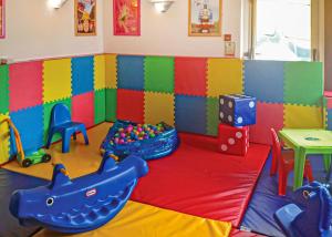 una sala de juegos para niños con mesa y juguetes en Woodlands Hall, en Ruthin 31 fotos más