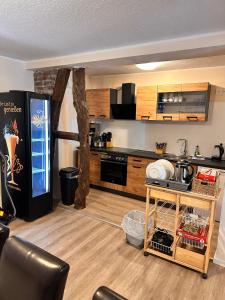 una cucina con mobili in legno e un piano di lavoro di Smart Resorts B&B 3 BB 1005 a Winterberg