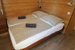 Posteľ alebo postele v izbe v ubytovaní Jacht Apartmanok
