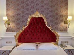 Posteľ alebo postele v izbe v ubytovaní Royal Grand Hotel