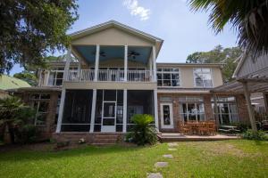 una grande casa con portico e balcone di Bayside Bliss a Santa Rosa Beach