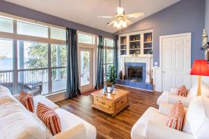 un soggiorno con mobili bianchi e un camino di Bayside Bliss a Santa Rosa Beach