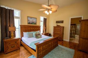 una camera con un grande letto in legno e un ventilatore di Bayside Bliss a Santa Rosa Beach