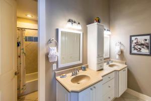 un bagno con lavandino e specchio di Bayside Bliss a Santa Rosa Beach Altre 51 foto