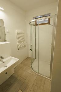 Kúpeľňa v ubytovaní Jacht Apartmanok + 37 fotografií